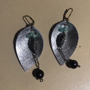 3/$20 🌟Silver faux leather pearl earrings